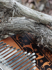 Load image into Gallery viewer, TODO 21 KEYS MAHOGANY WOOD DEMOCRATIC DANCE STYLE KALIMBA拇指琴 - Free Engraving 免费定制雕刻