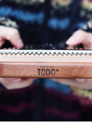 Load image into Gallery viewer, TODO 21 KEYS MAHOGANY WOOD DEMOCRATIC DANCE STYLE KALIMBA拇指琴 - Free Engraving 免费定制雕刻